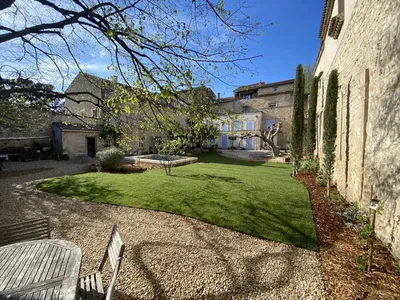 Jardin avec piscine et margelles en pierre à Eyguières 13430, dans les Bouches-du-Rhône