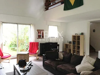 Belle maison de 170 M² à Chambourcy édifiée sur un terrain de 1006 M² joliment arborée et parfaitement entretenue, entièrement close de murets en pierre, quelques marches permettent l'accès à la maison. 