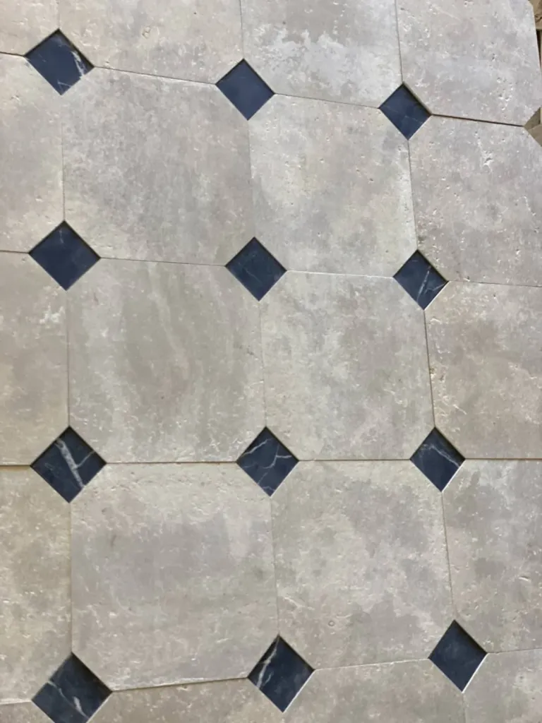 Dallage en pierre naturelle clair vieilli avec cabochon noir