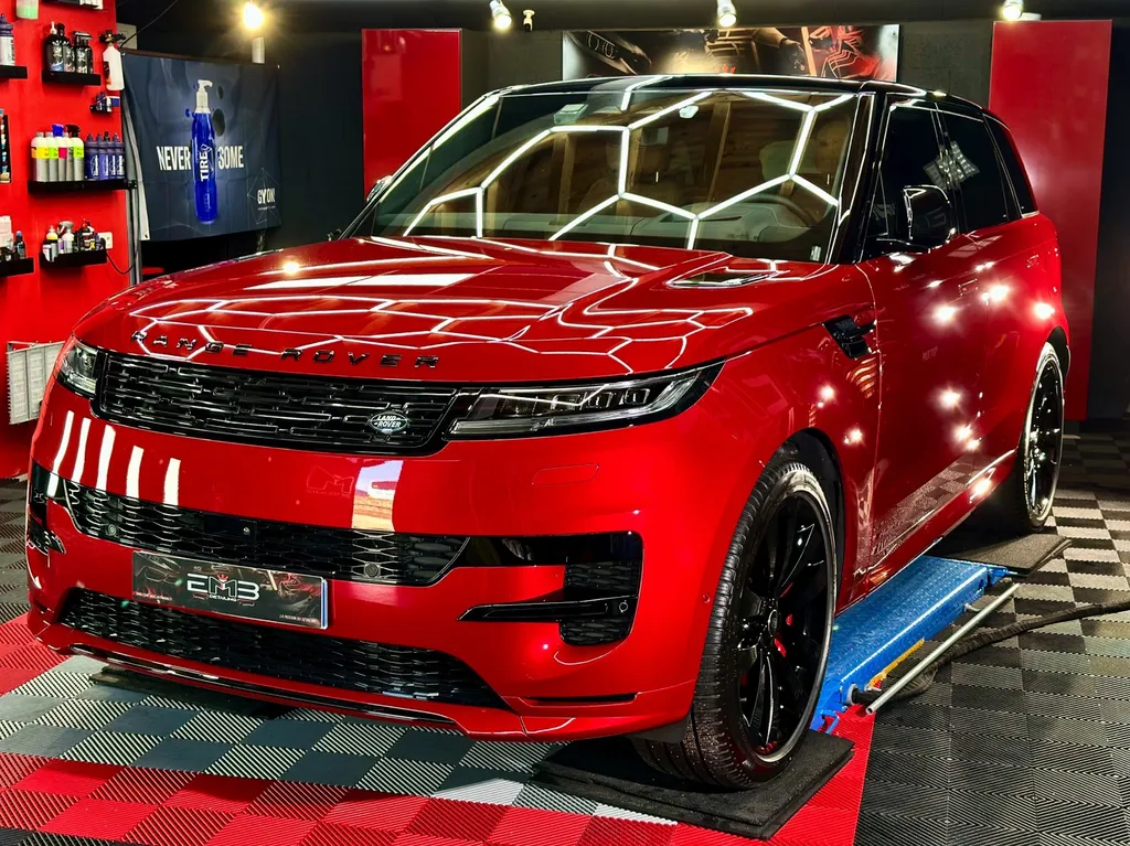 Polissage rénovation carrosserie spécialiste du traitement céramique sur lyon Range Rover sport 