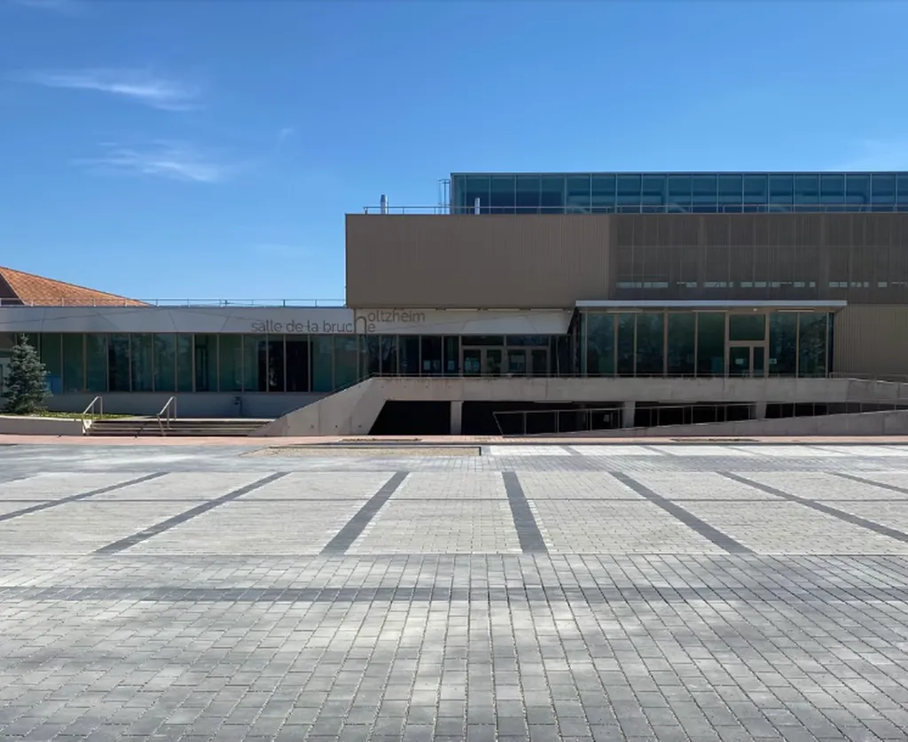 Réalisation d'une place publique à Holtzheim : pavés city truck, bordures et aménagement voirie par CLK