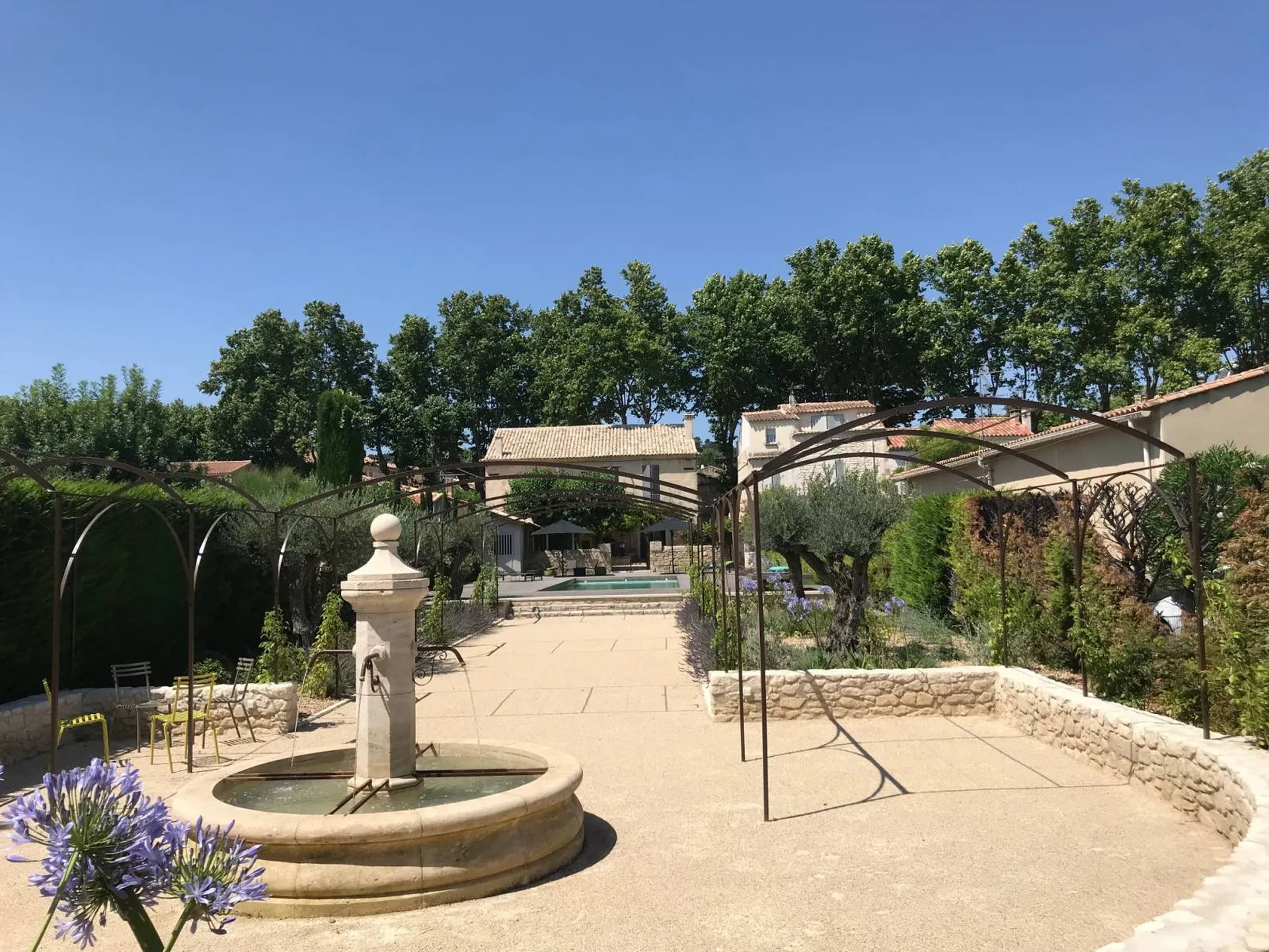 Paysagiste Carré Vert pour la création de fontaine en pierre abordable dans les Alpilles 13430, pour un jardin élégant et naturel