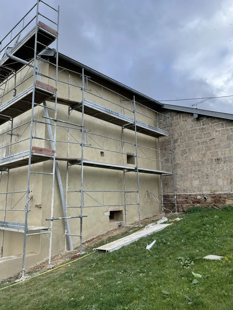 Pose d'une isolation intérieure biosourcée pour préserver l'équilibre hygrométrique du pisé