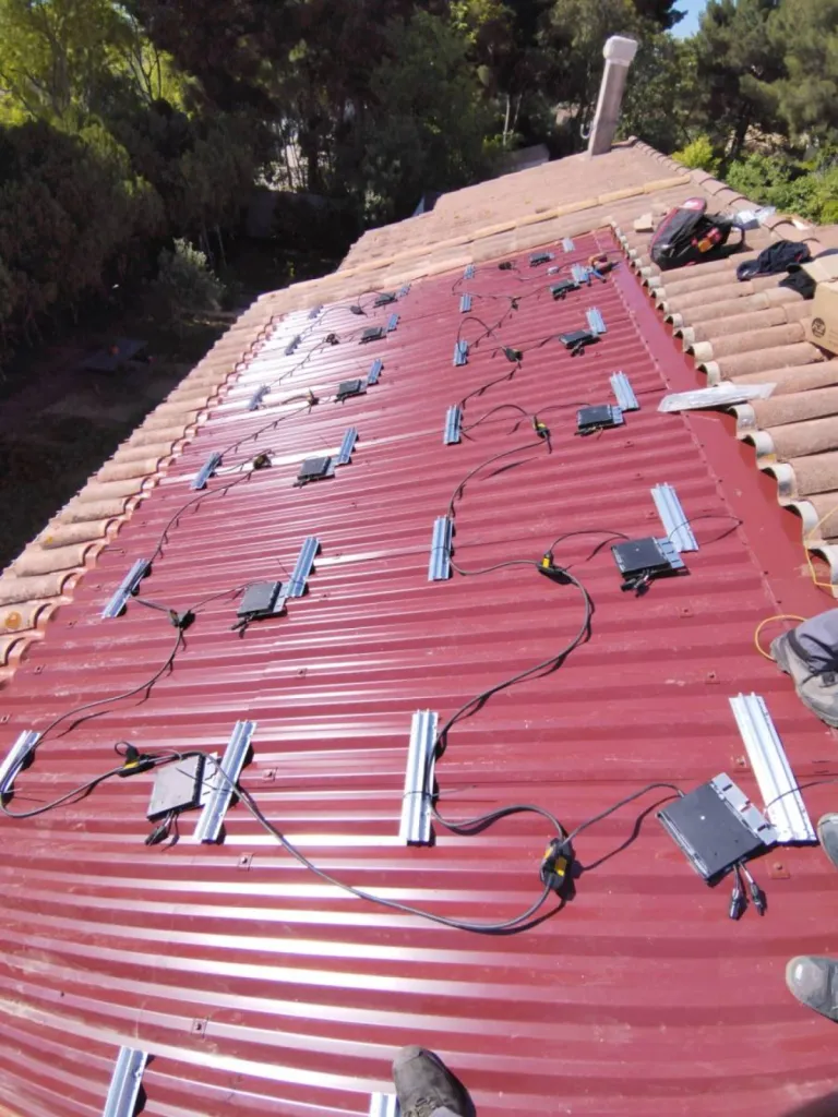 Pose de bac acier sur une maison à Marseille pour une étanchéité efficace sous les panneaux solaires