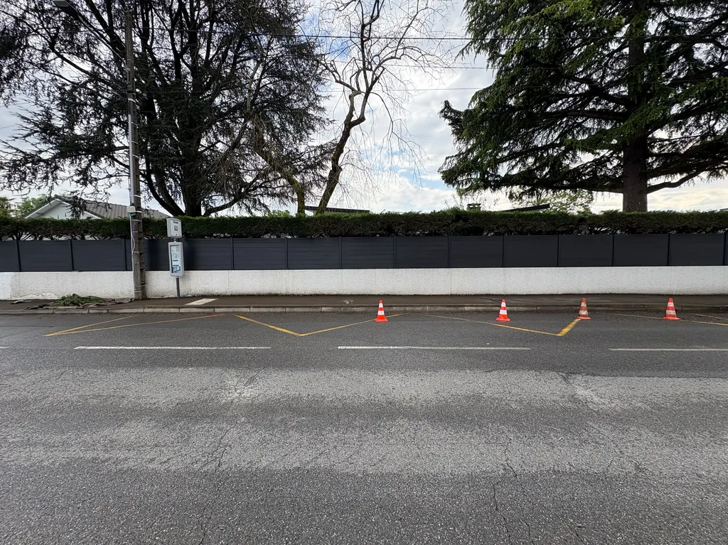 Faire une clôture en composite avec poteaux aluminium sur muret à Mimizan Biscarrosse Parentis par un paysagiste situé dans les Landes.