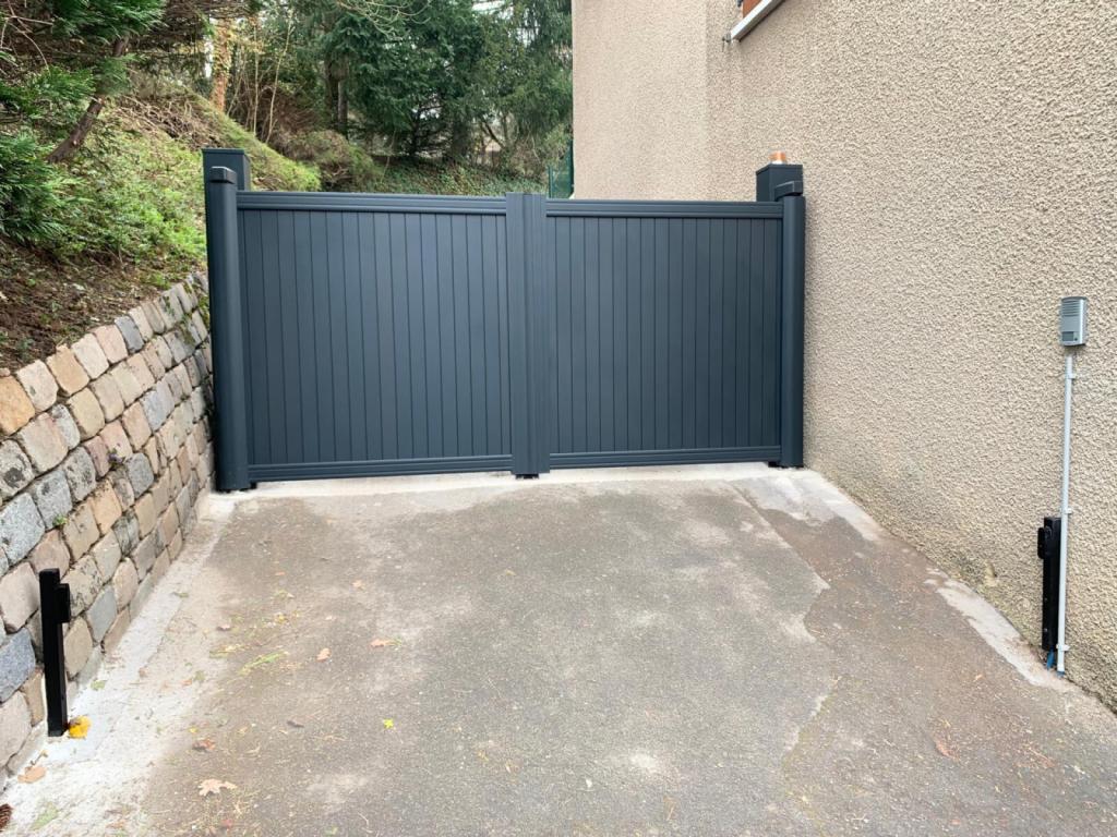 portail battant alu sur-mesure avec ouverture extérieure et motorisation Somfy à Oullins Pierre-Bénite par 3 Baies