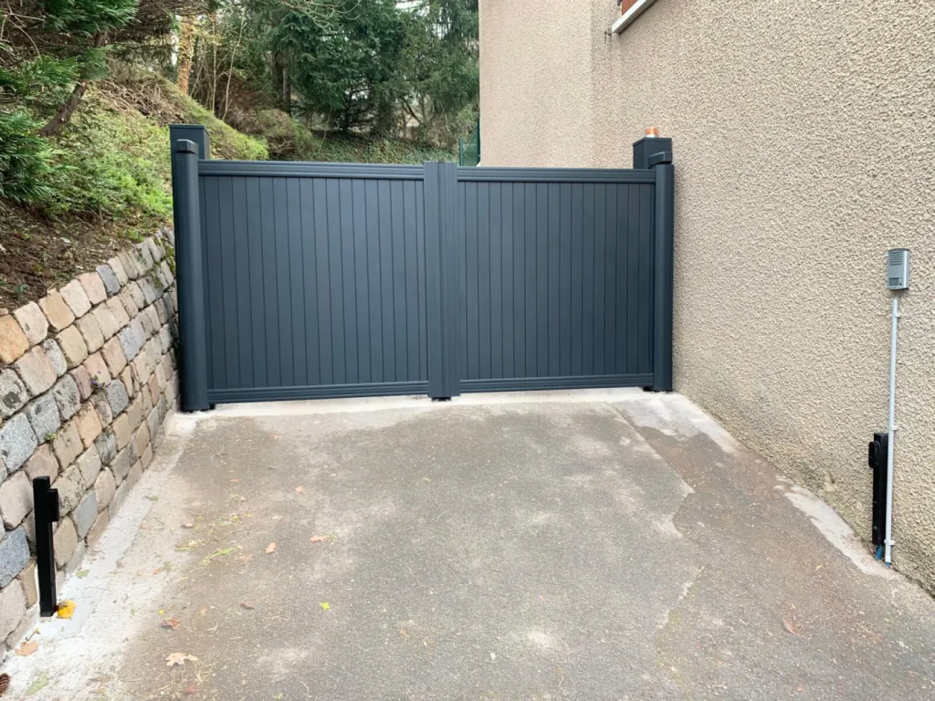 portail battant alu sur-mesure avec ouverture extérieure et motorisation Somfy à Oullins Pierre-Bénite par 3 Baies