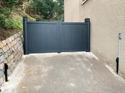 portail battant alu sur-mesure avec ouverture extérieure et motorisation Somfy à Oullins Pierre-Bénite par 3 Baies