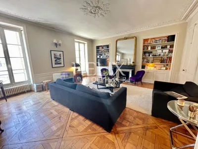 Rare dans la rue de Lorraine un appartement ancien avec cheminée, parquet, moulures et un garage
