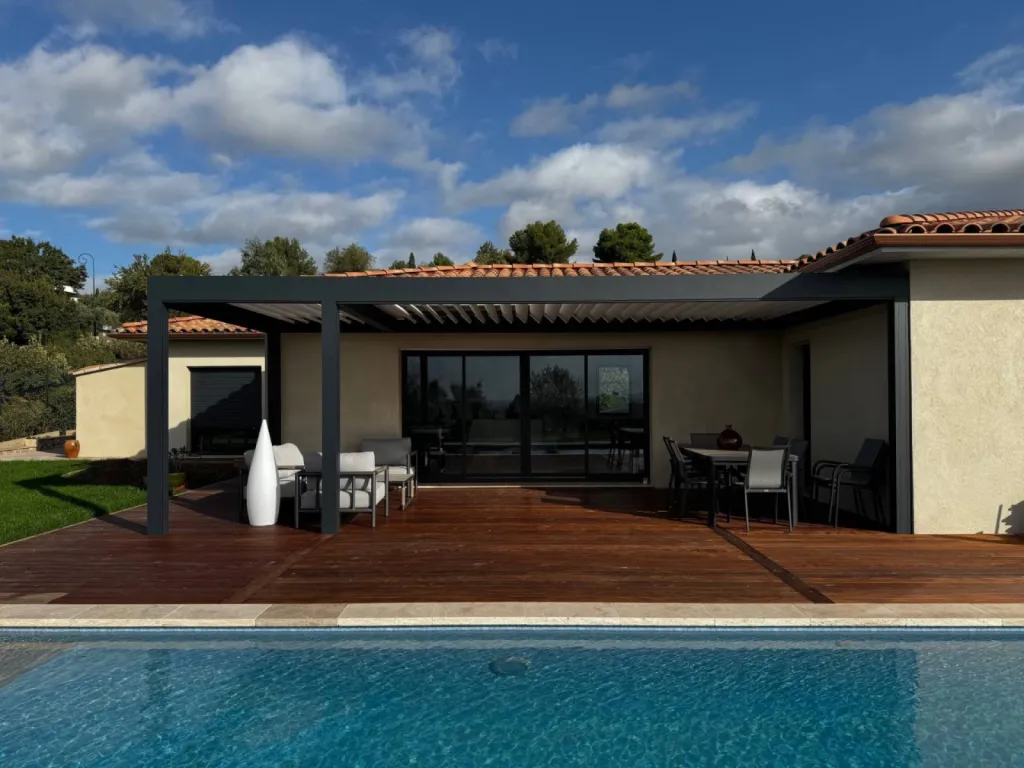 Installation de 2 pergolas bioclimatiques avec des stores verticaux à Marseille (13)