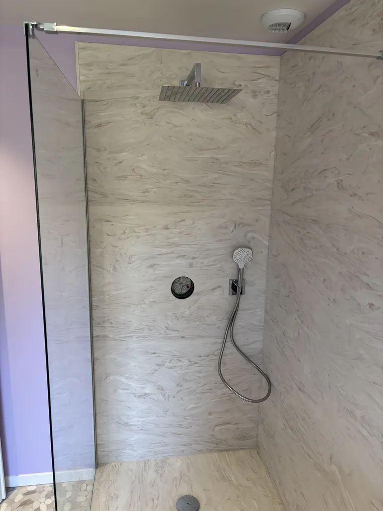 Fabrication et pose d'une salle de bain sur mesure en Corian® dans les Landes - LACOSTE AGENCEMENT