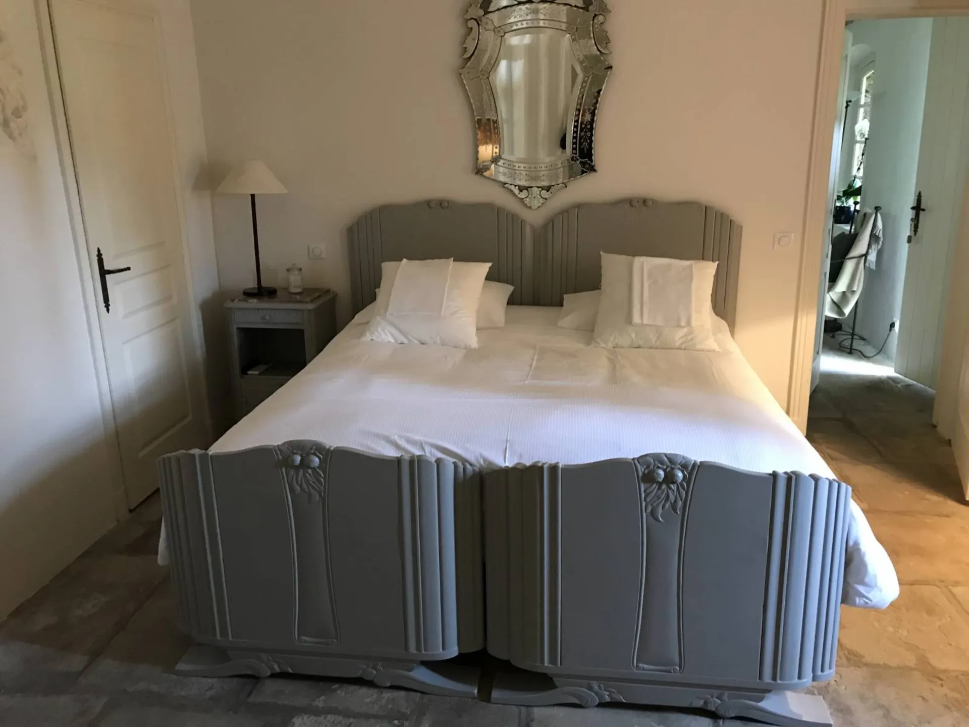 Artisan peintre pour relooking de meuble ancien à Antibes Alpes Maritimes 06