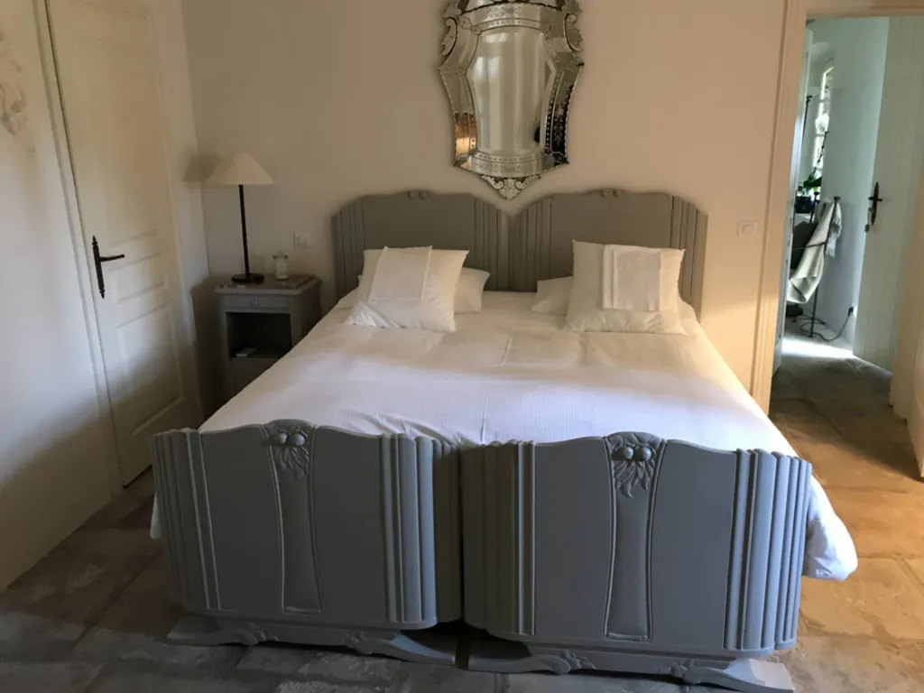 Artisan peintre pour relooking de meuble ancien à Antibes Alpes Maritimes 06