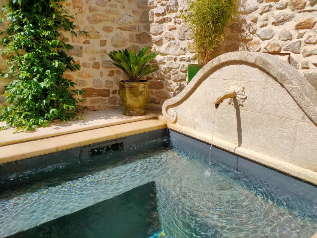 Découvrir des réalisations de piscines haut de gamme et sur mesure en béton dans le Gard