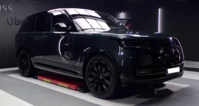 Explorez la perfection automobile avec ces clichés du Range Rover Autobiography. Chaque détail est protégé par le traitement céramique Crystal Serum Ultra de Gtechniq, garantissant une brillance éclatante pour les 9 prochaines années.