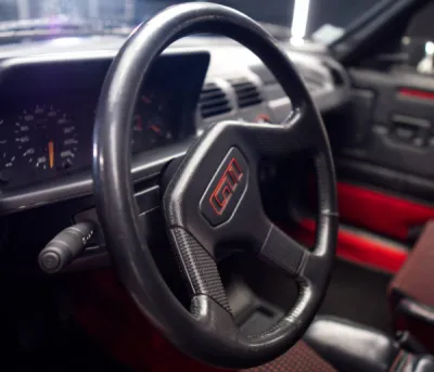 Revivez l'Éclat de votre 205 GTI avec Gloss Obsession près de Vannes : Polissage, Traitement Céramique et Plus.