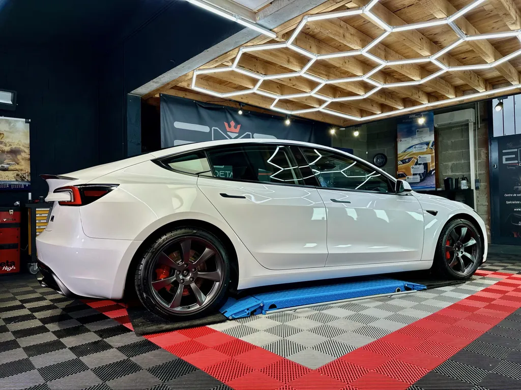 spécialiste du DETAILING sur Lyon Traitement céramique Tesla model 3 