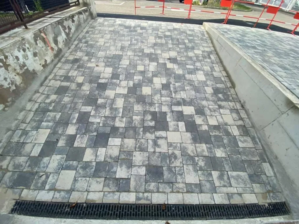 Pose de pavé à l'entrée d'une maison collective à Souffelweyersheim près de Reichstett.
