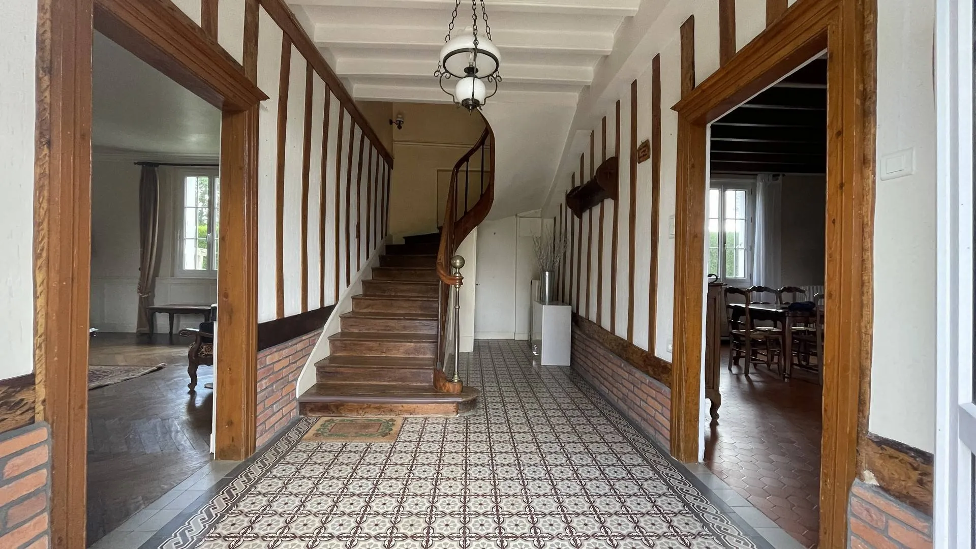 À acheter en Seine-Maritime** : Au rez-de-chaussée, cette maison de caractère présente une entrée élégante avec cage d'escalier et accès à la cave.