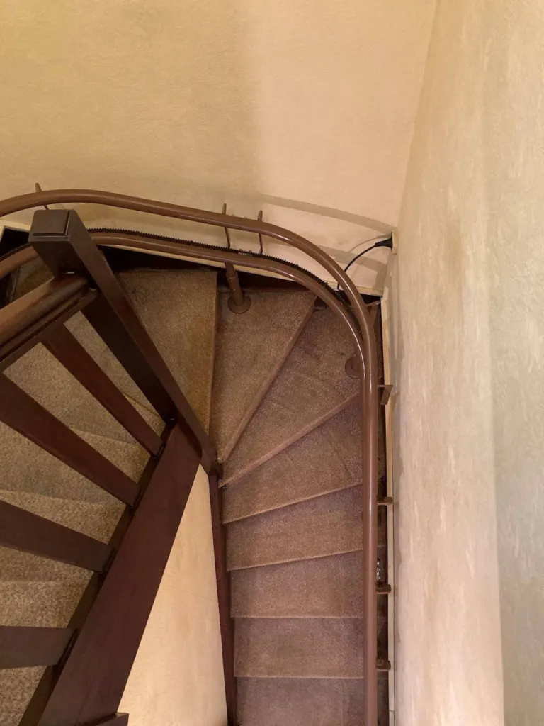 le savoir-faire Oval'Access s'exprime parfaitement dans cette installation du fauteuil monte-escalier OTOLIFT Modul'Air aux Pennes Mirabeau