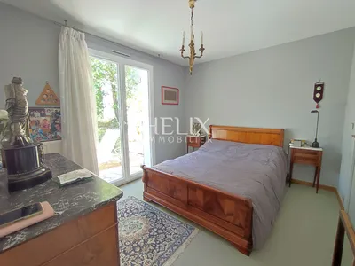 Le Mesnil le Roi-Maison de 153m2 avec vue sur Paris La Défense sur 850m2 de terrain comprenant 4 chambres, un double séjour très lumineux avec cheminée, un sous-sol total avec double garage.