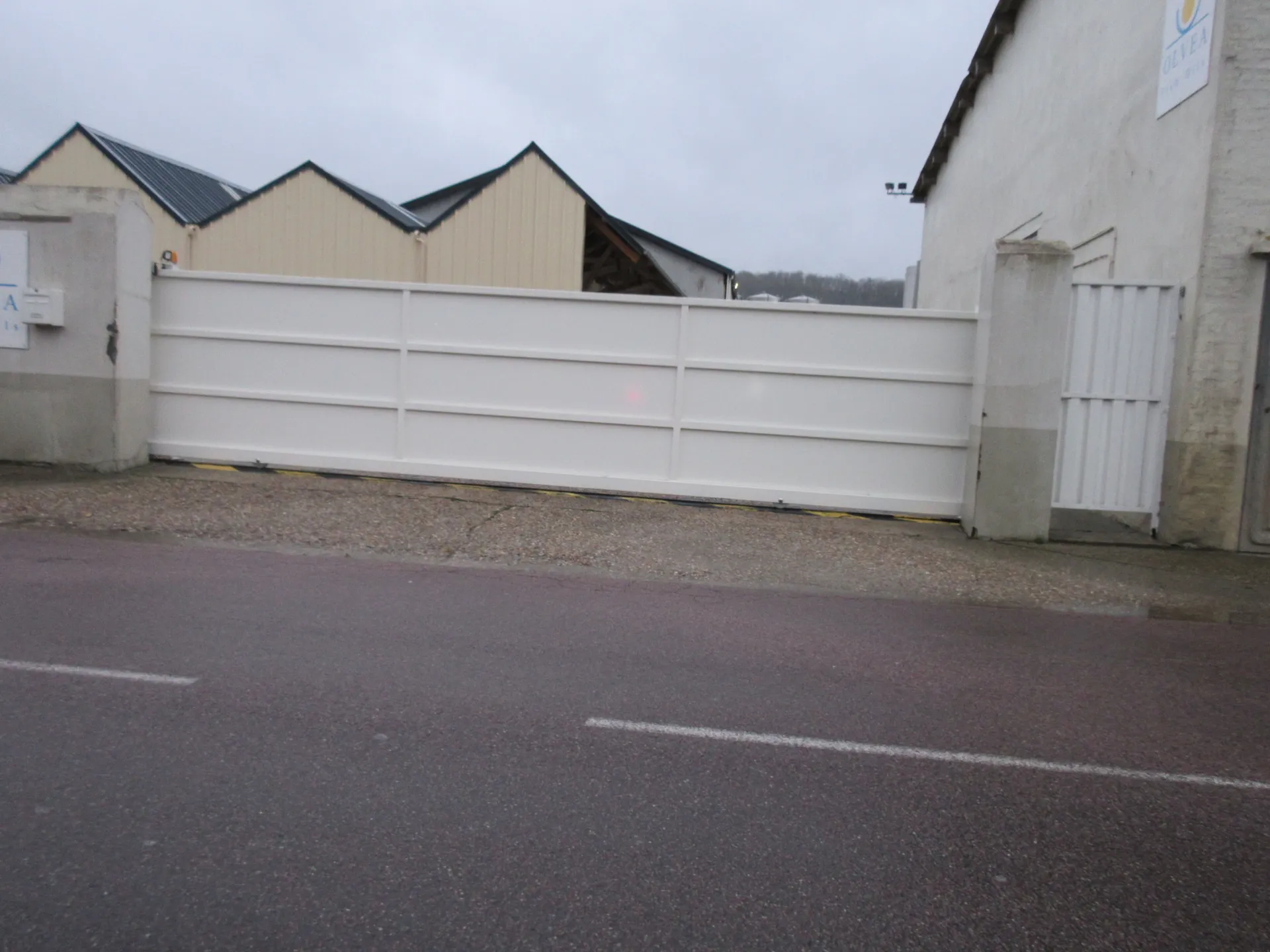 Installation de Portail coulissant autoportant motorisé, Clôtures de jardin et Aménagements d'entrées à Pont l'Évêque dans le Calvados 14 et ses communes limitrophes de Normandie