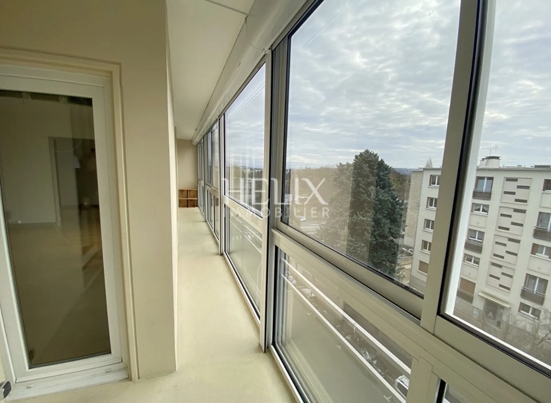 En exclusivité - appartement lumineux au dernier étage avec ascenseur, balcon et loggia plein sud. Proche bus et RER A.