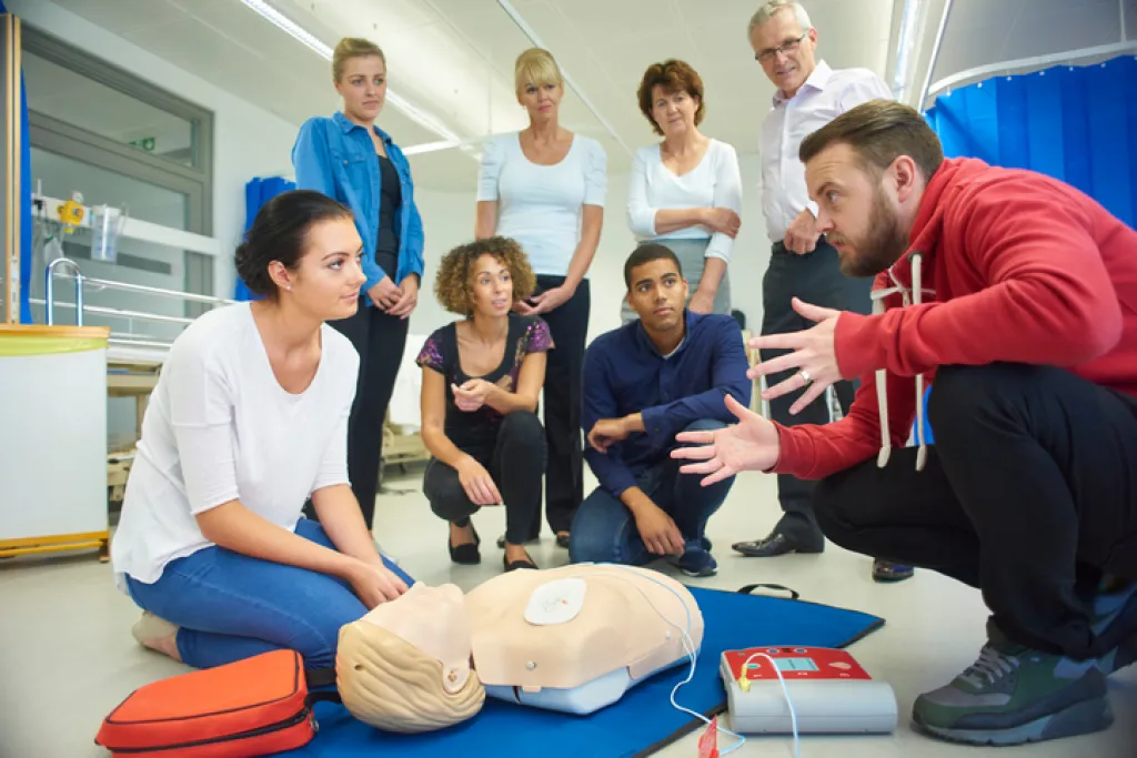 formation d'un défibrillateur de 10 à 15 personnes