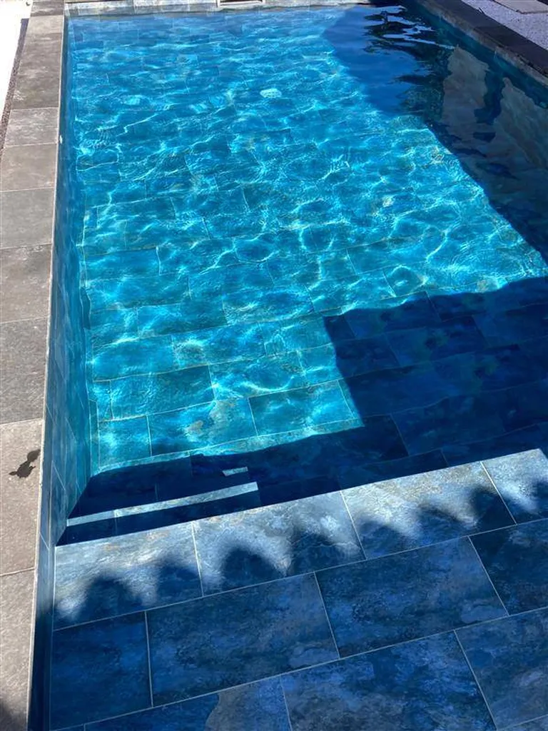 CARRELAGE PISCINE BLUE DI BALI  - CARRELAGE PISCINE PORQUEROLLES (2) SUR BAGNOLS SUR CEZE - GARD - 30