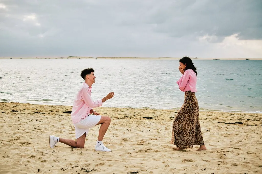 Ayrton et Samia : Une demande en mariage lors d'une séance photo magique, au pied de la Dune du Pyla en Gironde - Les Mariages de Mademoiselle L - Sandra Lexow