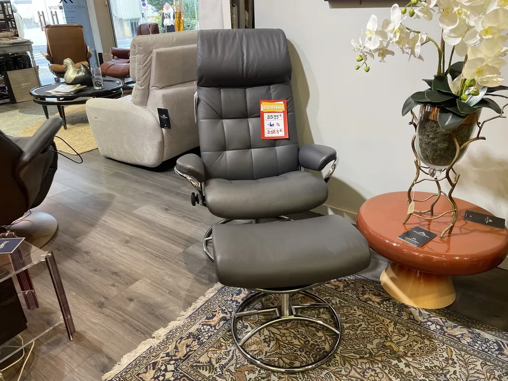 fauteuil + pouf London en cuir noir de chez stressless à Hyères dans près du Lavandou