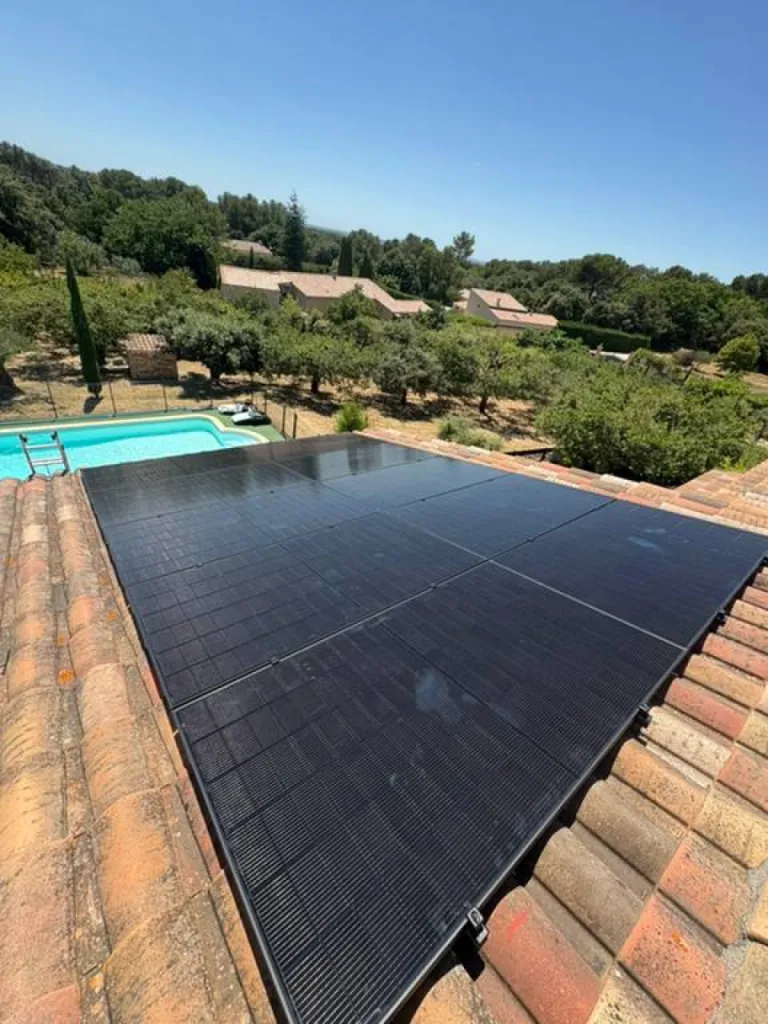 Installation de panneaux solaire Dmegc 500W en toiture sur une maison à Rognes à côté de Aix Provence 