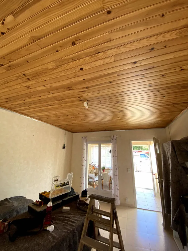 Cacher le lambris bois ou PVC par un plafond tendu dans un salon - Revel  Plafonds Tendus Occitans Muret