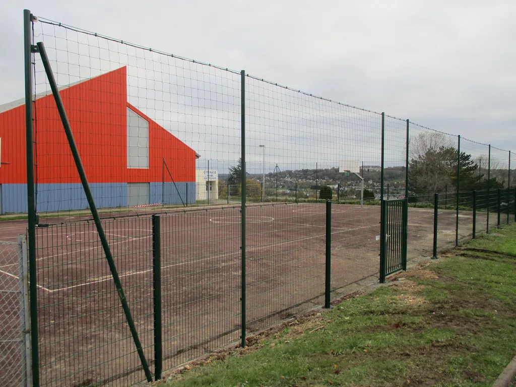 La sécurité et la délimitation de vos terrains sportifs répondent-elles aux exigences de la pratique ? Clôtures Bataille, votre entreprise spécialisée dans l'installation de clôtures, propose des solutions dédiées aux complexes à Cormeilles dans l'Eure.  
