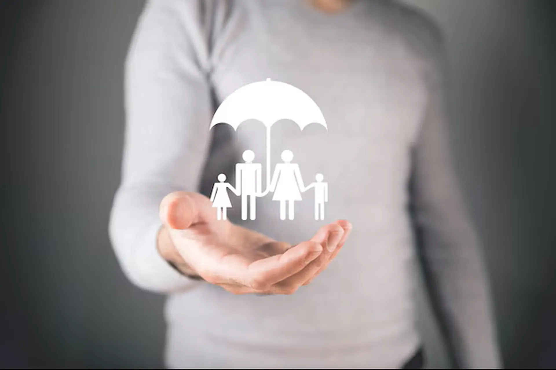 Main tenant une famille protégée sous un parapluie — prévoyance et protection sociale pour dirigeants et indépendants à Strasbourg