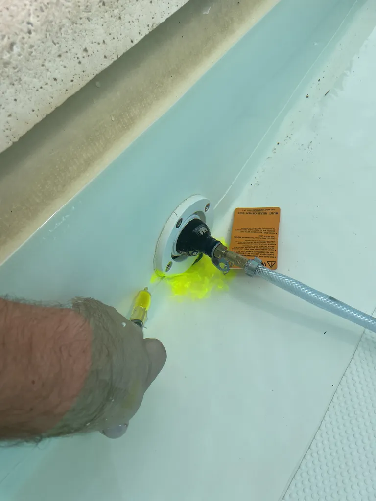 Photo d'une localisation de fuite sur piscine coque polyester sans destruction ni vidange à Lacanau en Gironde