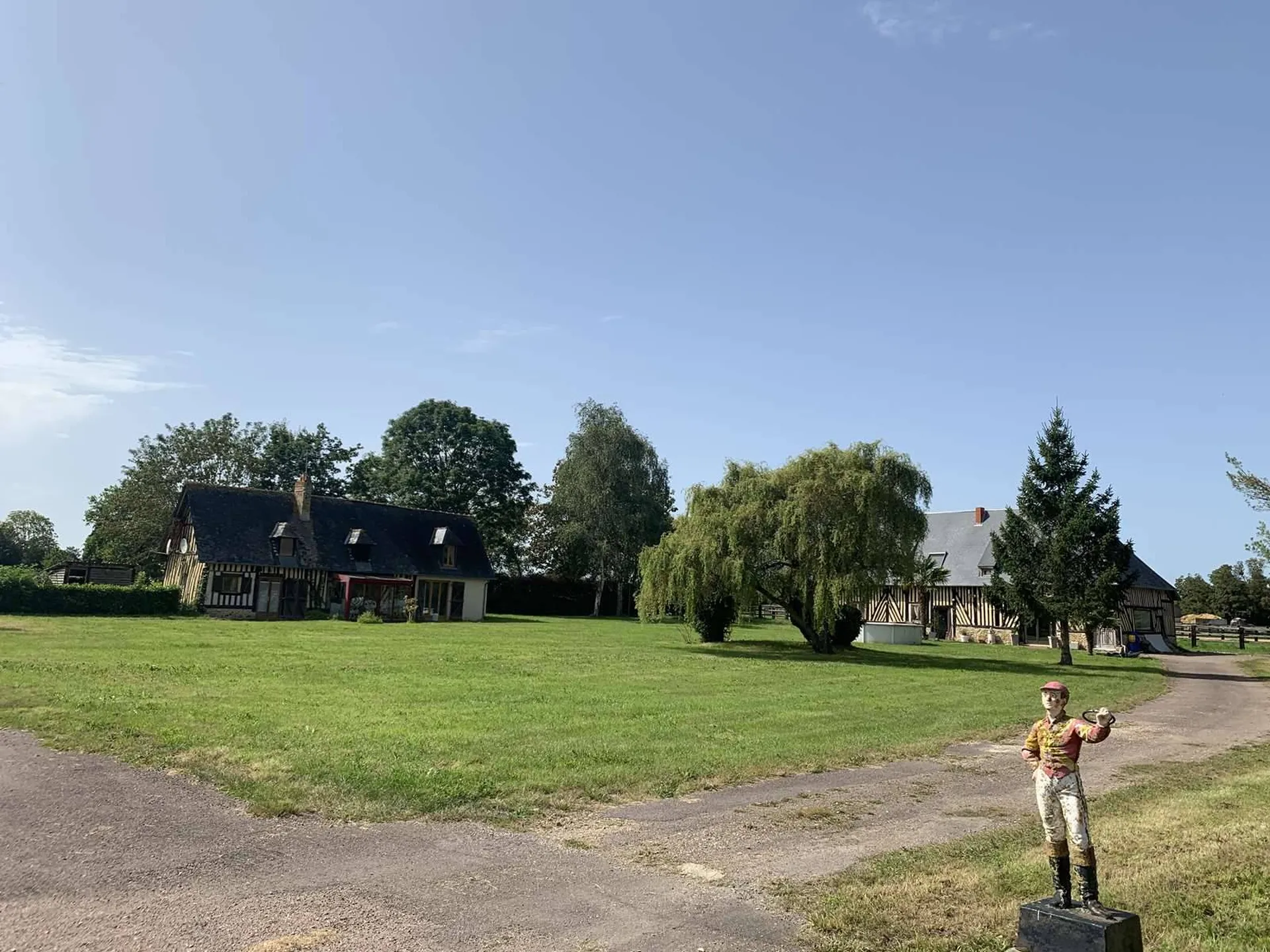 Située dans la région du PAYS D’AUGE  (CALVADOS 14) à proximité de BEUVRON EN AUGE 14430 et de CAMBREMER 14340, à 20 mn de CABOURG 14390, 30mn de DEAUVILLE 14800 et de son pôle hippique, dans une région comprenant de nombreux haras d’élevage de cheva