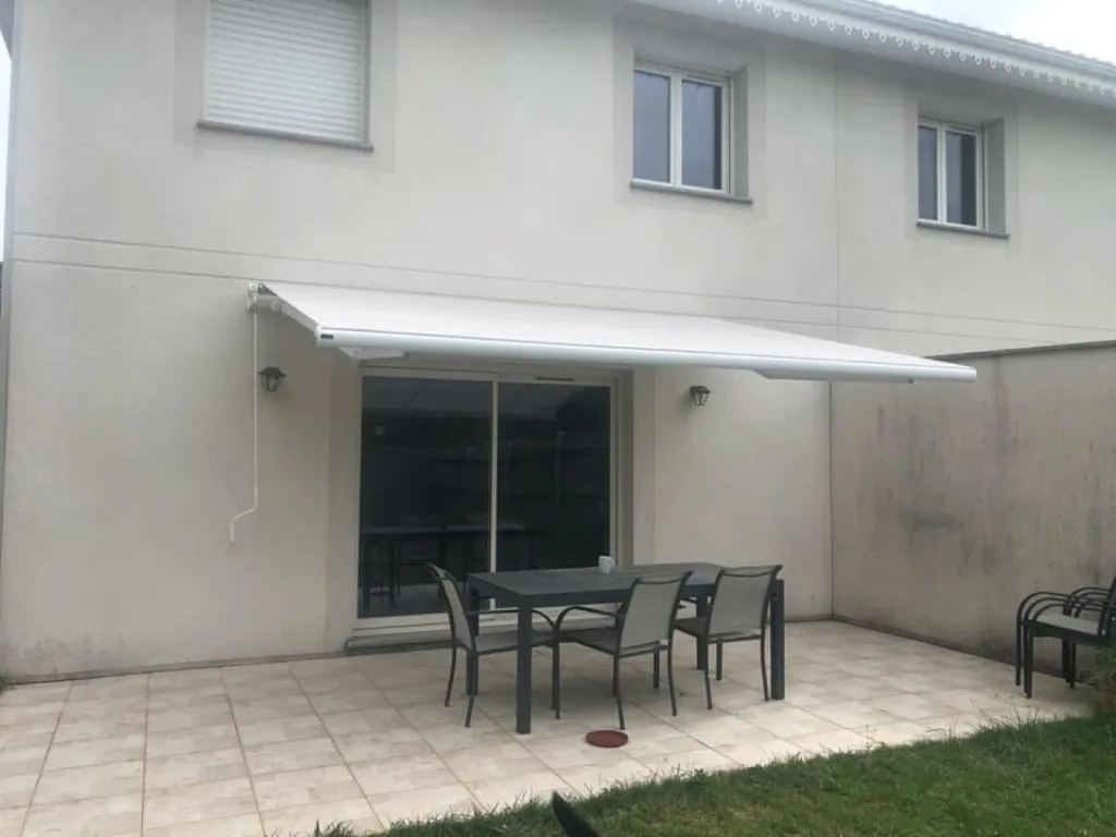 Pose d’un store banne sur mesure à Saint-Eulalie, proche de Bordeaux