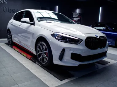 Photo de la BMW 128i 2020 après un polissage intensif, éliminant les imperfections visibles et offrant à la voiture un éclat exceptionnel grâce à notre expertise.