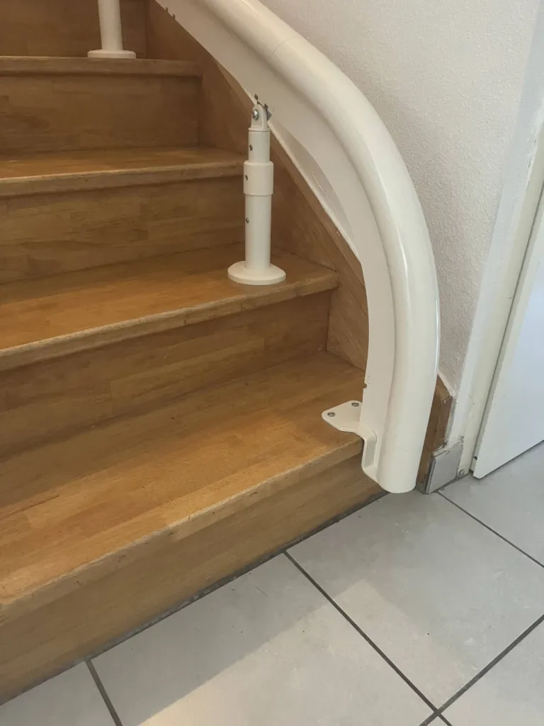 Départ court, sans emprise au sol pour ce fauteuil monte escalier OTOLIFT Modul'Air Smart dans cet escalier 2/4 tournant en Avignon