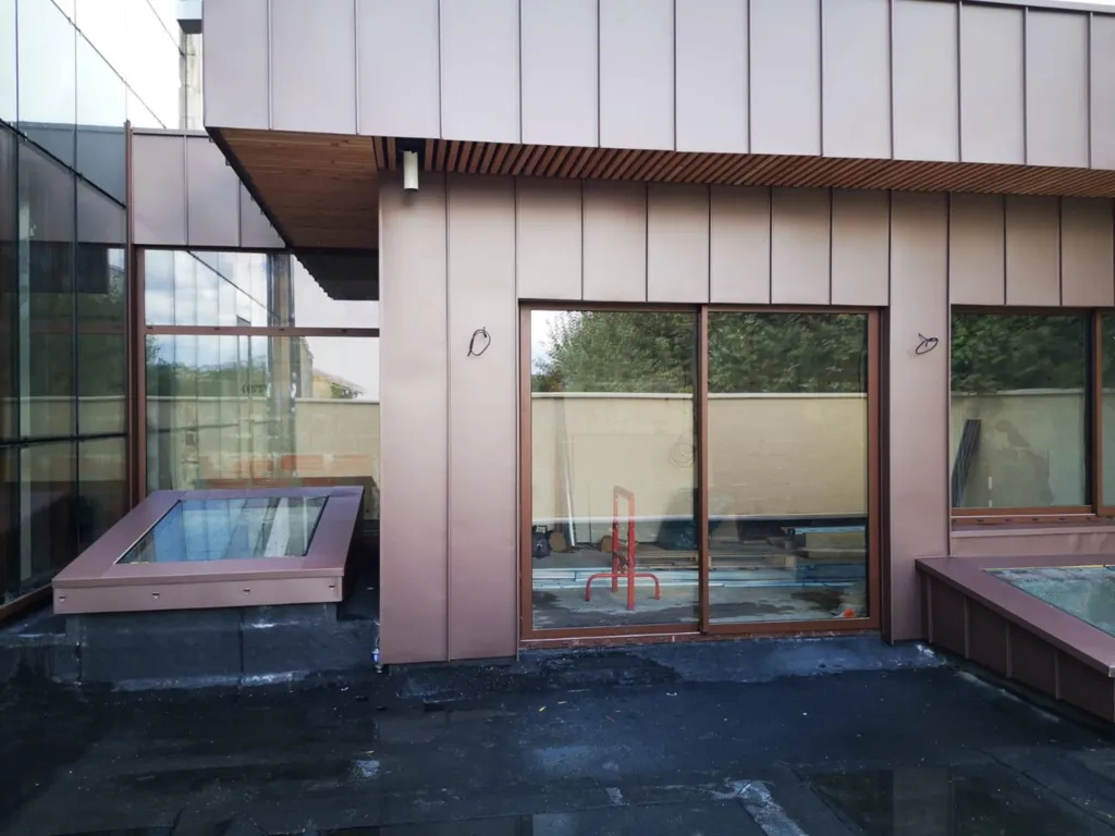 restaurer un bâtiment avec bardage bois et zinc leognan