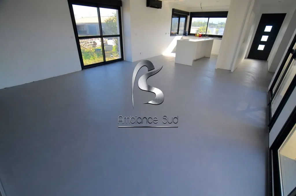 SOL EN BETON CIRE COULE A ST RAPHAEL