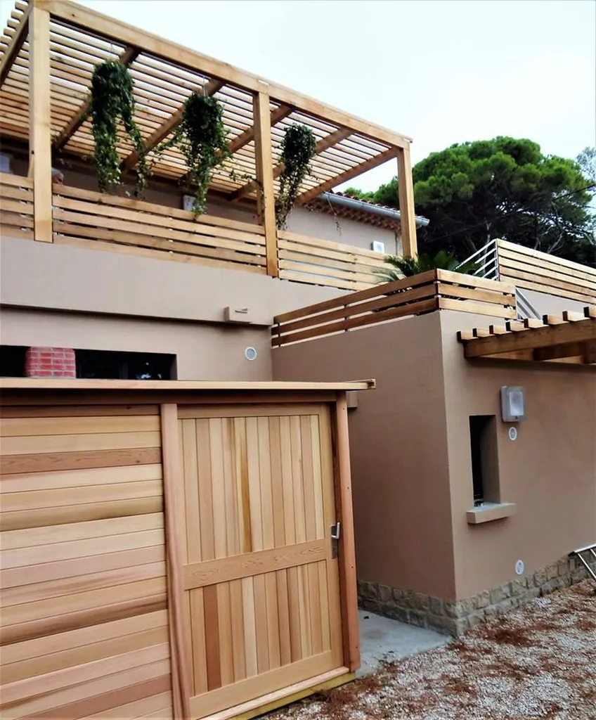 Pergola, gardes-corps et abri de jardin en Red Cedar à Hyères