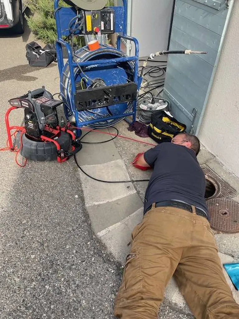 Hydrocurage et fraisage calcaire , cailloux, béton dans canalisations maison ou restaurant Morières les Avignon Vaucluse