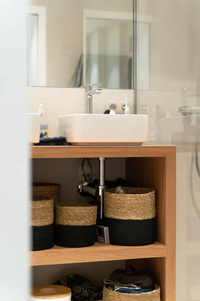 Conception d'un meuble de salle de bain en bois massif à Lyon