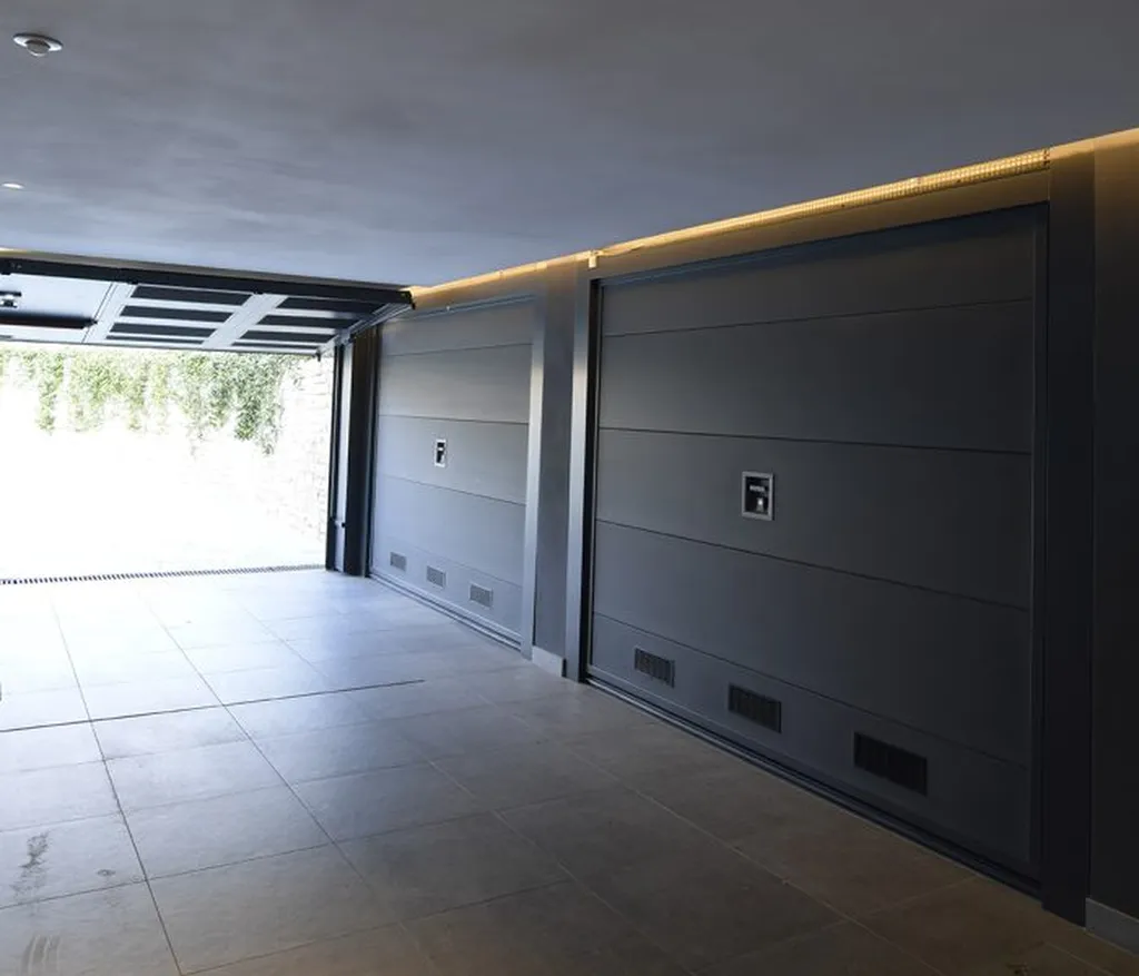 Porte de garage Silvelox Basculap en Corse-du-Sud : motorisation invisible brevetée, montage en kit en 90 minutes, sans rails au plafond