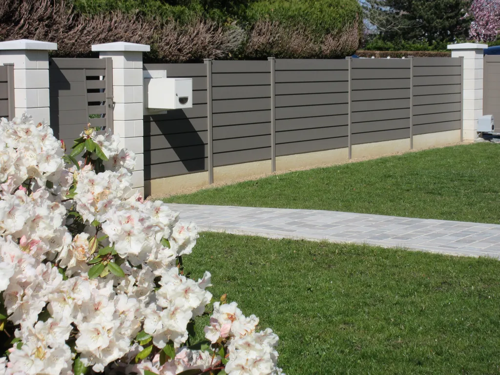 Installation d'Ensembles de Fermeture Extérieure sur Mesure : Portails, Portillons et Clôtures Coordonnés en Aluminium pour Projets Résidentiels à Bernay dans l’Eure 27