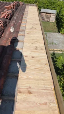 Avant la reprise de la boiserie sur une toiture à Bayonne, dans les Pyrénées-Atlantiques (64)