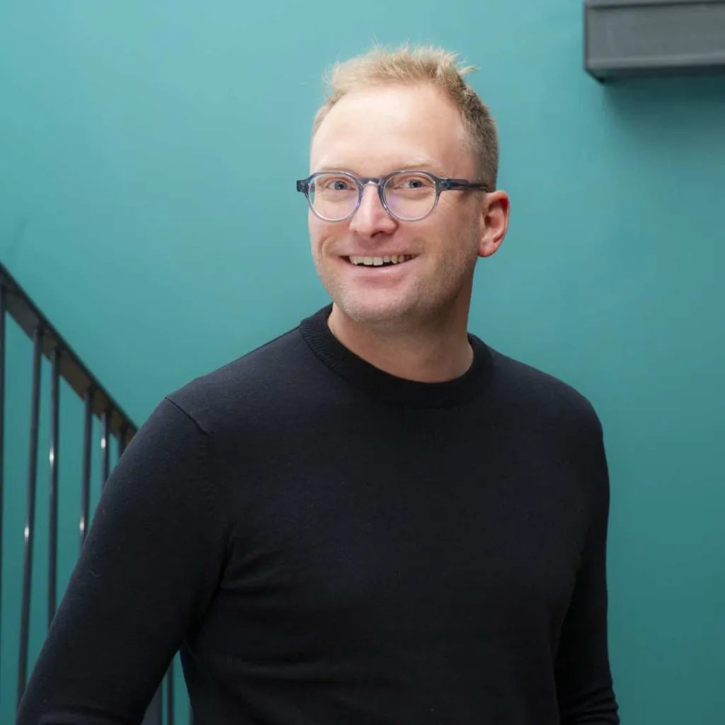 photographe Lyon pour trombinoscope d'entreprise sur fond neutre et sobre ou fond de couleur