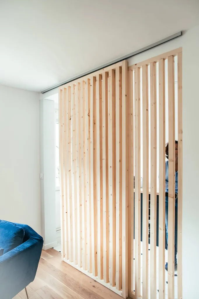 Création d'un panneau de tasseaux de bois coulissant dans un cabinet médical 